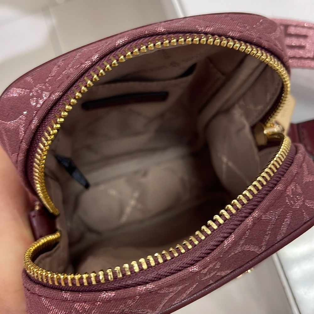 Michael Kors Jet Set Medium Signature Logo Crossbody Bag
Oxblood Multi Jacquard - Picture 7 of 16